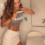 En el post de las bolitas de avena, dejé la receta de tortilla... Muchos se confundieron por el huevo, así que aquí les dejo un video ?? tiene los mismo ingredientes de las cocadas, sólo le suma 1 huevo y al sartén !!???? ah y le puse para cambiar fruta arriba de la miel ??
El snack de la #cuarentena ??
-1 plátano -2 tazas de avena (a gusto) -1 huevo
-Miel (para el final)
-Frutas (a gusto) (O manjar para cuando baja con todo ????)
#rapido #facil